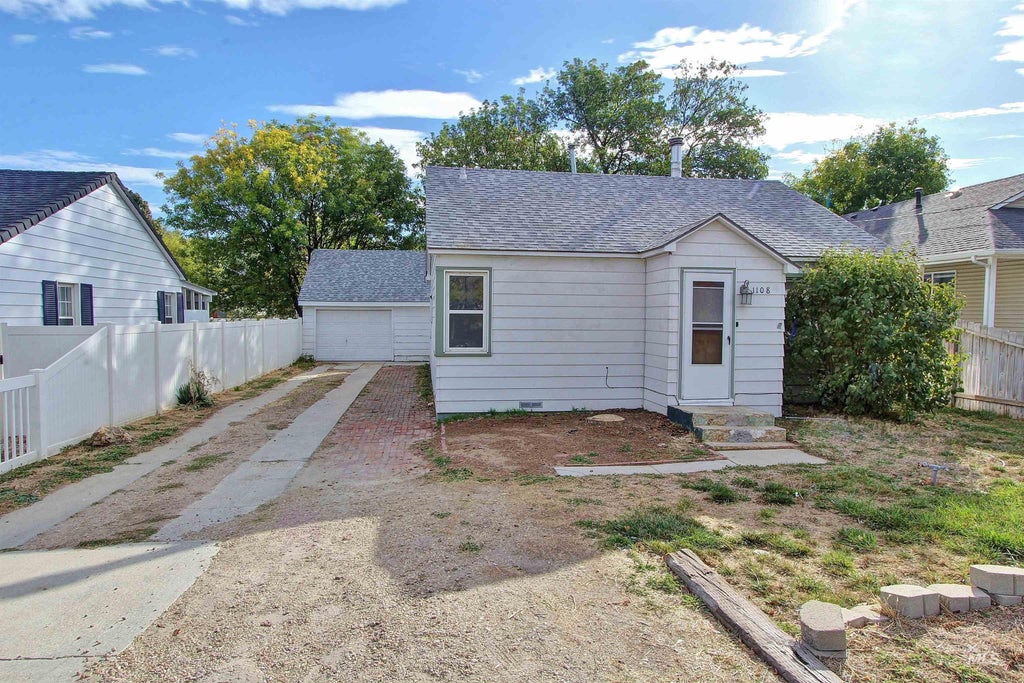 Photo of 1108 S Holly St, Nampa, ID 83686 (MLS # 99003902)