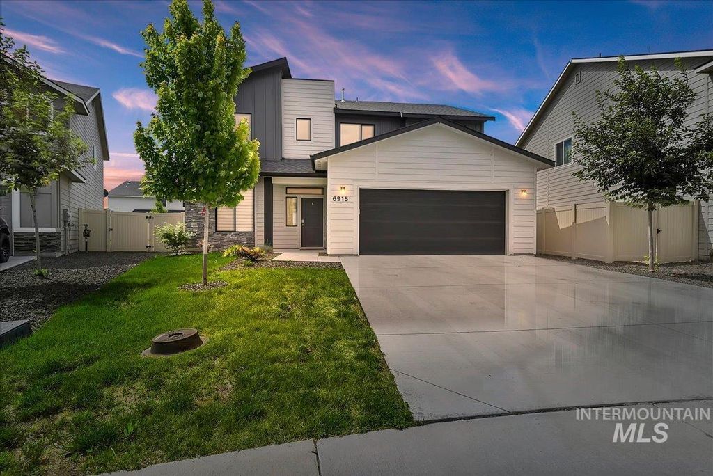 Photo of 6915 W Grand Rapids Dr, Meridian, ID 83646 (MLS # 98986467)