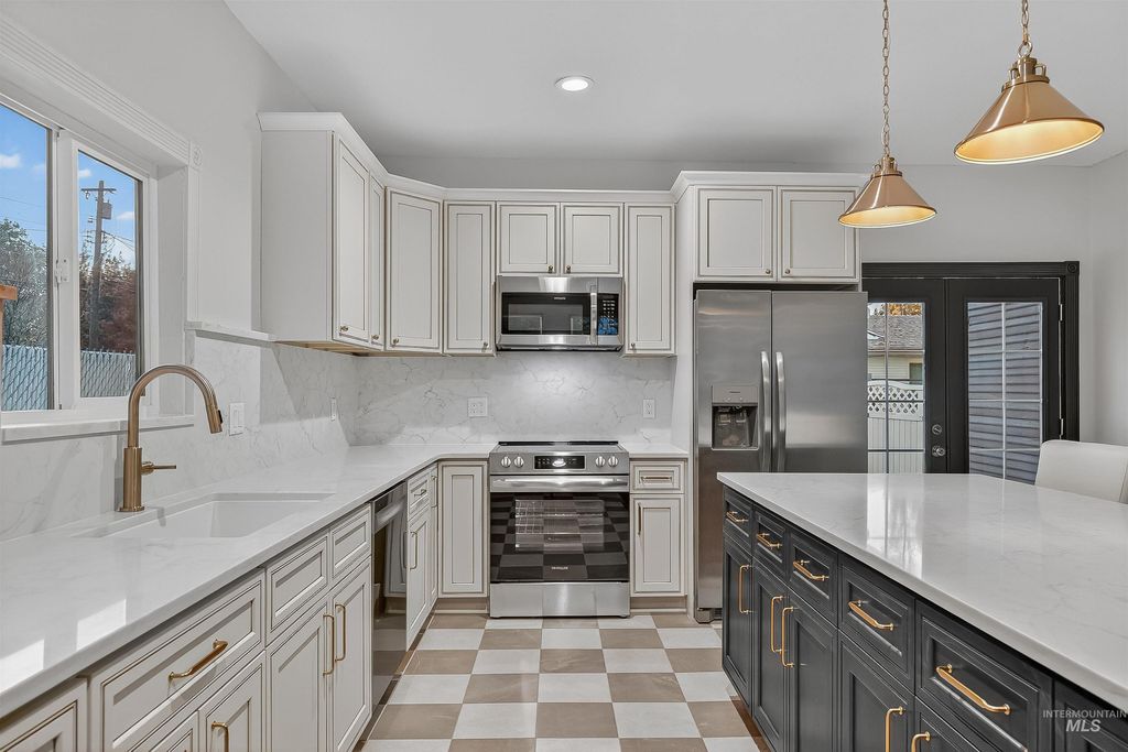 Photo of 302 7th Ave, Lewiston, ID 83501 (MLS # 98966972)