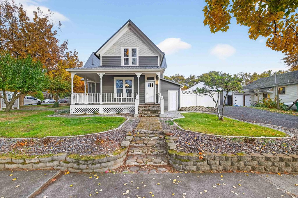 Photo of 302 7th Ave, Lewiston, ID 83501 (MLS # 98966972)