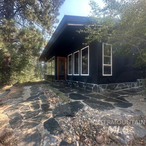 1717 Pine Lakes Ranch Dr Cascade ID 83611
