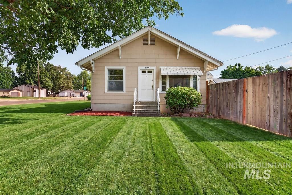 Photo of 2103 Lincoln St, Caldwell, ID 83605 (MLS # 98994784)