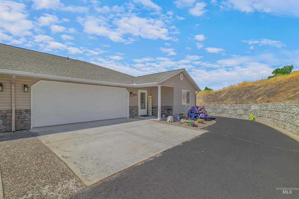 Photo of 935 Grelle Ave, Lewiston, ID 83501 (MLS # 98953702)