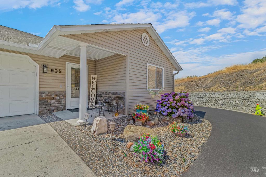 Photo of 935 Grelle Ave, Lewiston, ID 83501 (MLS # 98953702)