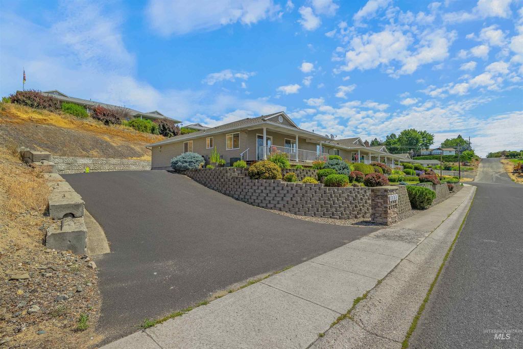 Photo of 935 Grelle Ave, Lewiston, ID 83501 (MLS # 98953702)