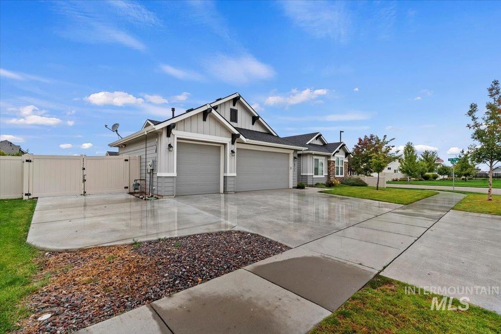 Photo of 1911 N Siltstone Way, Kuna, ID 83634 (MLS # 98963863)