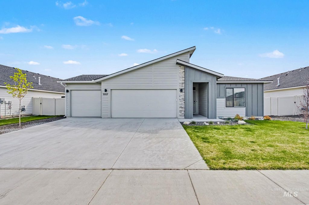 Photo of 11117 Canvas St, Caldwell, ID 83605 (MLS # 98981763)