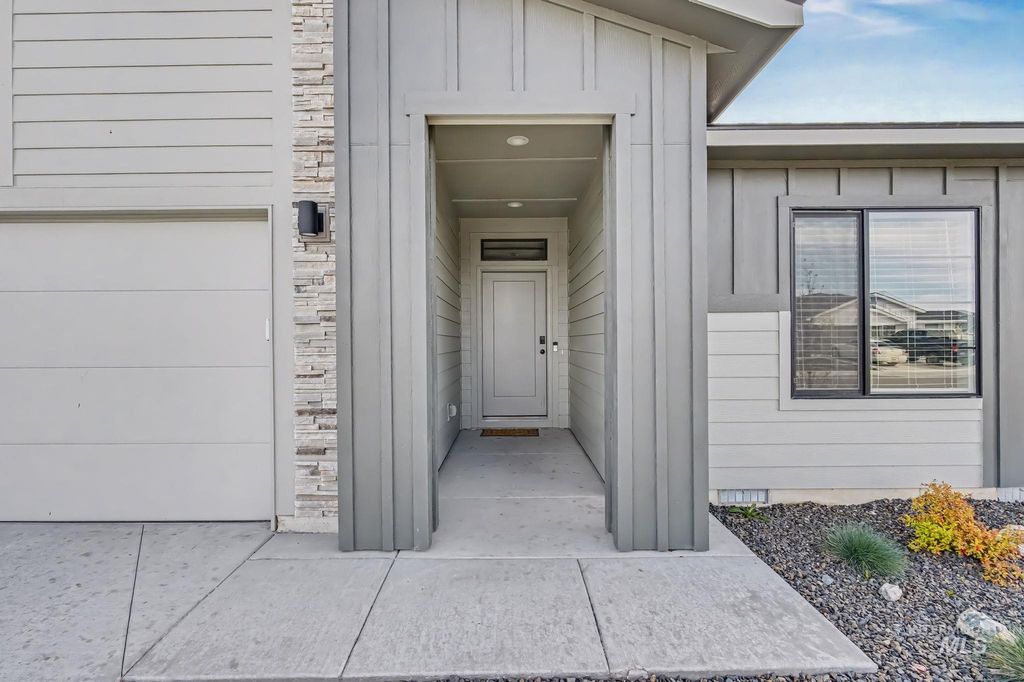 Photo of 11117 Canvas St, Caldwell, ID 83605 (MLS # 98981763)