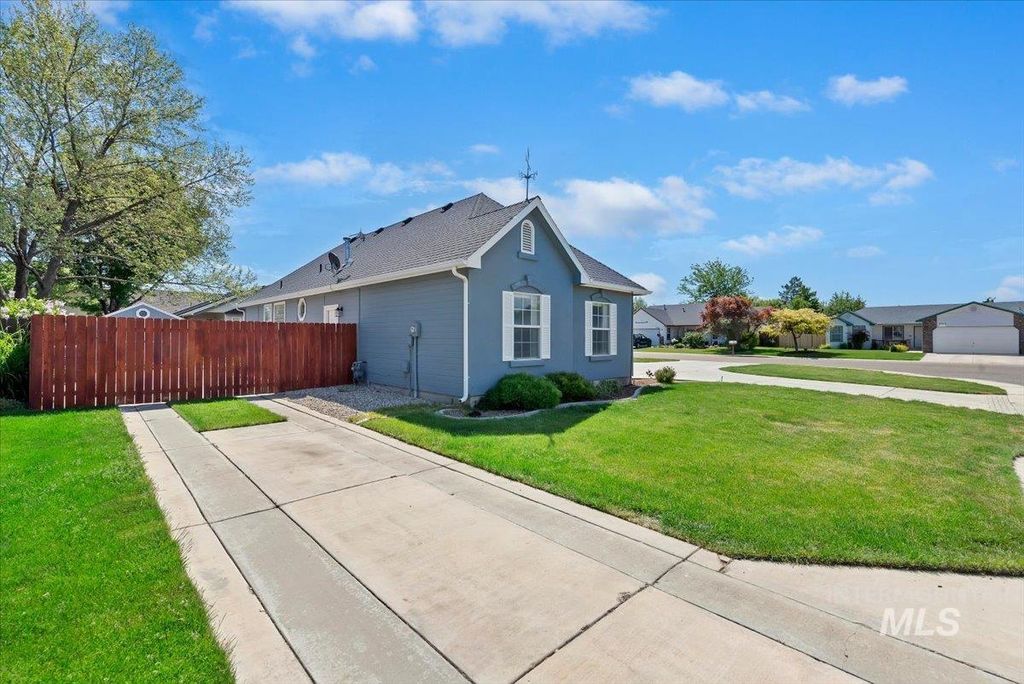 Photo of 16390 Coral Dr, Nampa, ID 83687 (MLS # 98986092)