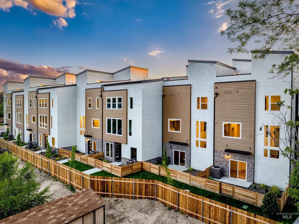 Photo of 2032 S Mackinnon Ln, Boise, ID 83706 (MLS # 98979655)