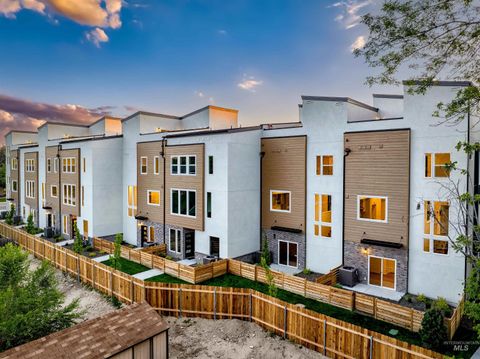 Photo of 2032 S Mackinnon Ln, Boise, ID 83706 (MLS # 98979655)