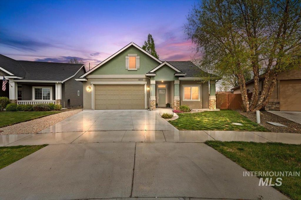 Photo of 10168 W Whitecrest St, Star, ID 83669 (MLS # 98982457)