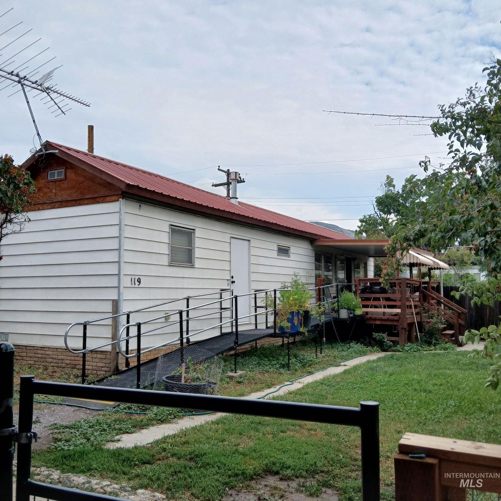 Photo of 119 W Boise St, Horseshoe Bend, ID 83629 (MLS # 98981827)