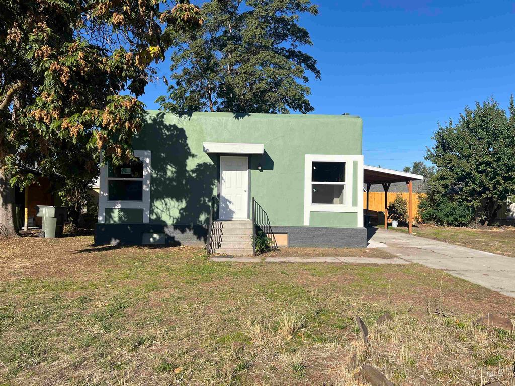 Photo of 687 NW 2nd St, Ontario, OR 97914 (MLS # 98963897)