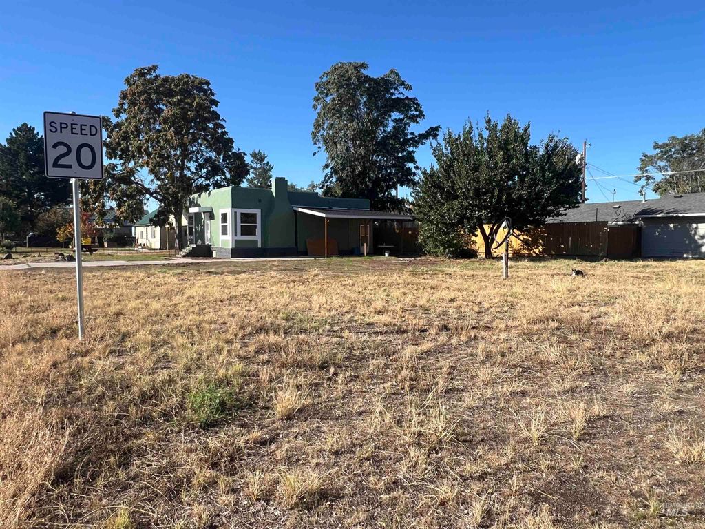 Photo of 687 NW 2nd St, Ontario, OR 97914 (MLS # 98963897)