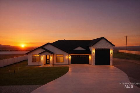 Photo of 4300 NW Purple Sage Cir, Mountain Home, ID 83647 (MLS # 98941310)