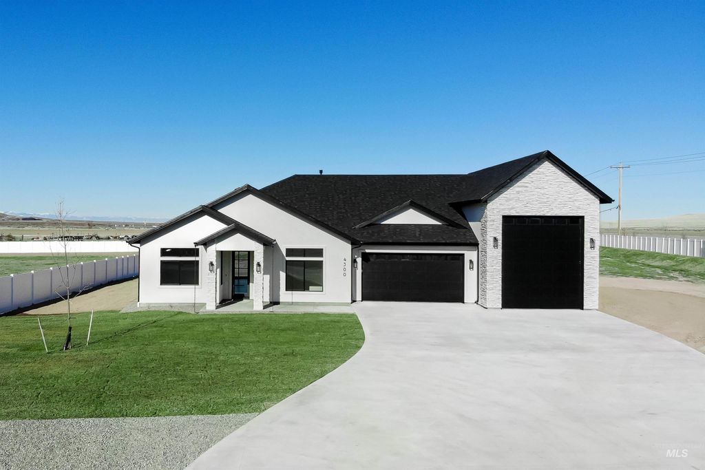 Photo of 4300 NW Purple Sage Cir, Mountain Home, ID 83647 (MLS # 98941310)