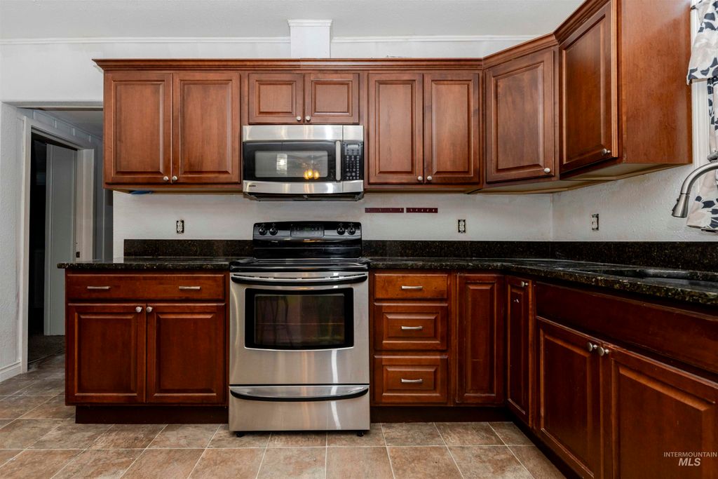 Photo of 1906 15th Ave, Lewiston, ID 83501 (MLS # 98977085)