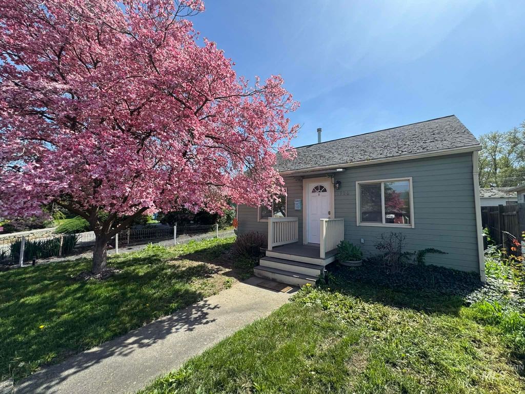 Photo of 1906 15th Ave, Lewiston, ID 83501 (MLS # 98977085)