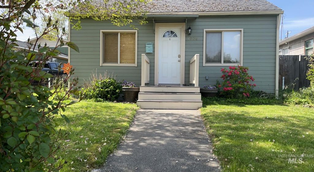 Photo of 1906 15th Ave, Lewiston, ID 83501 (MLS # 98977085)