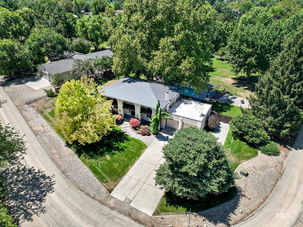 Photo of 1067 N Arlington Dr, Eagle, ID 83616 (MLS # 98954392)