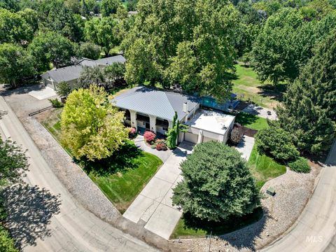 Photo of 1067 N Arlington Dr, Eagle, ID 83616 (MLS # 98954392)