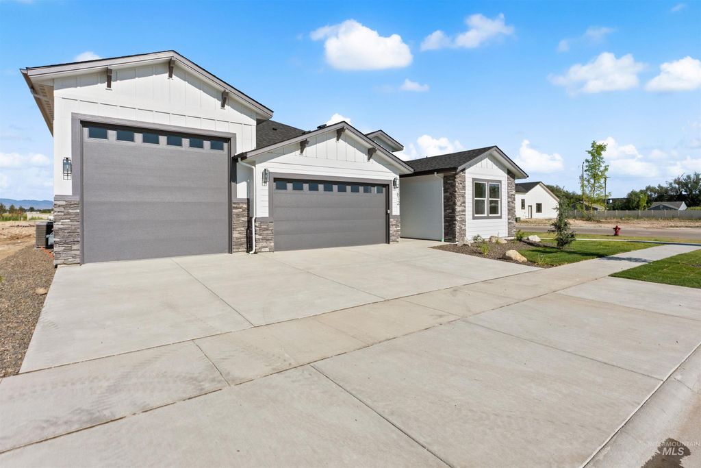 Photo of 21812 Akira, Star, ID 83669 (MLS # 98994364)