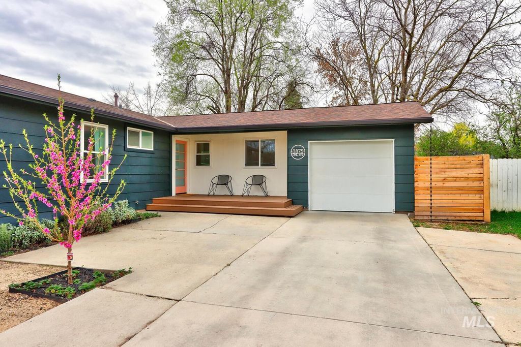 Photo of 3875 W Pine Ave, Boise, ID 83703 (MLS # 98979434)