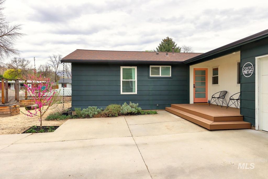 Photo of 3875 W Pine Ave, Boise, ID 83703 (MLS # 98979434)