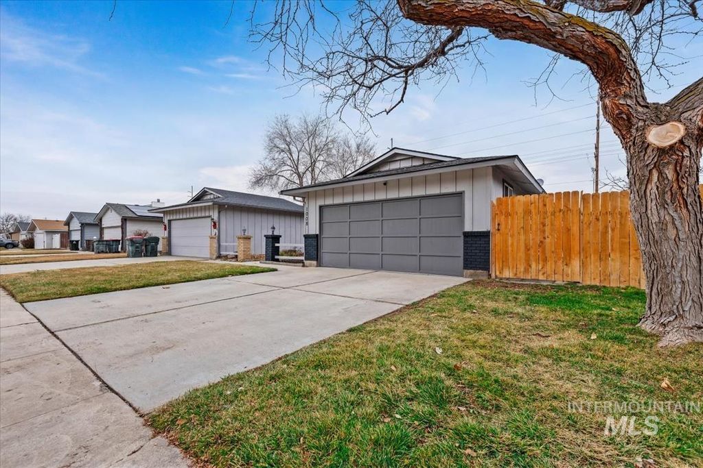 Photo of 1008 W Crest Wood Dr, Meridian, ID 83642 (MLS # 98974752)