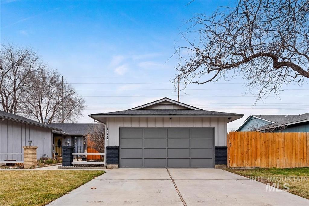 Photo of 1008 W Crest Wood Dr, Meridian, ID 83642 (MLS # 98974752)