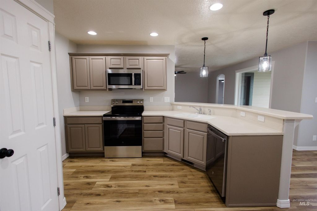 Photo of 250 NE Greystone Loop, Mountain Home, ID 83647 (MLS # 98964913)