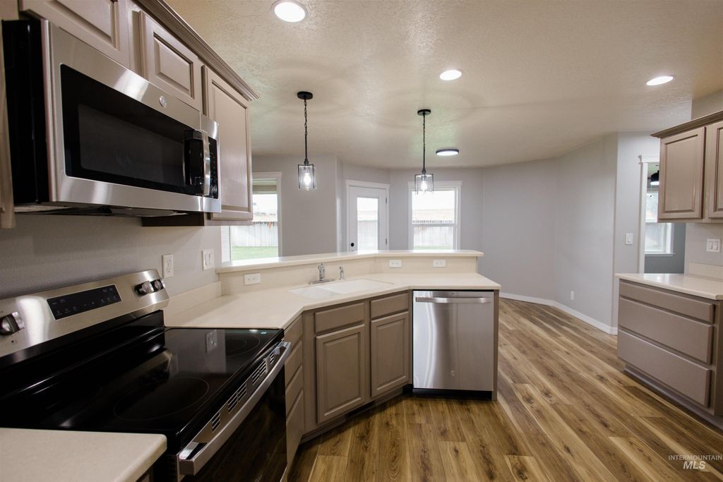 Photo of 250 NE Greystone Loop, Mountain Home, ID 83647 (MLS # 98964913)