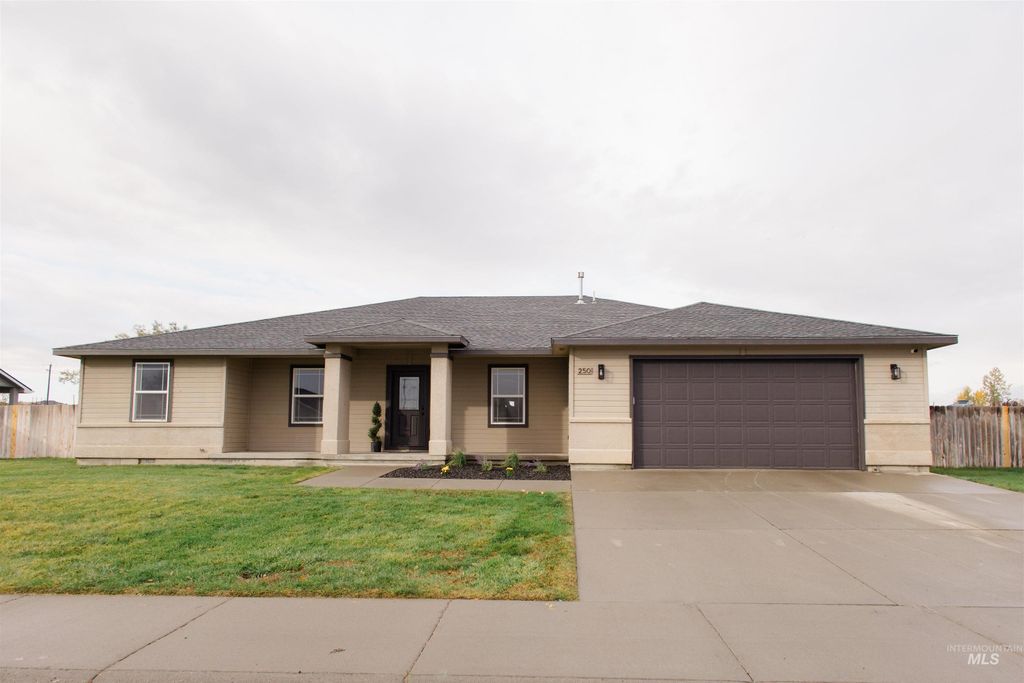 Photo of 250 NE Greystone Loop, Mountain Home, ID 83647 (MLS # 98964913)