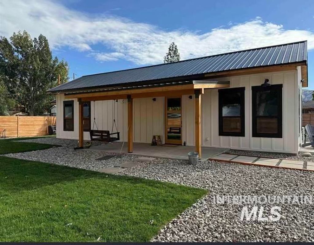 Photo of 119 Locust St, Horseshoe Bend, ID 83629 (MLS # 98976798)