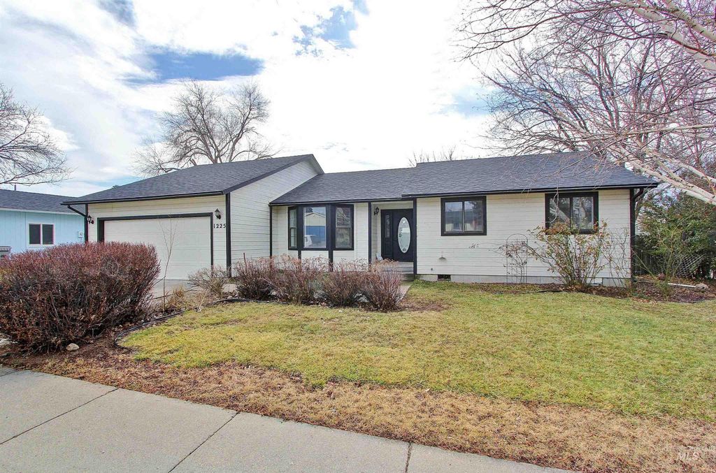 Photo of 1225 E 18th N, Mountain Home, ID 83647 (MLS # 98970993)