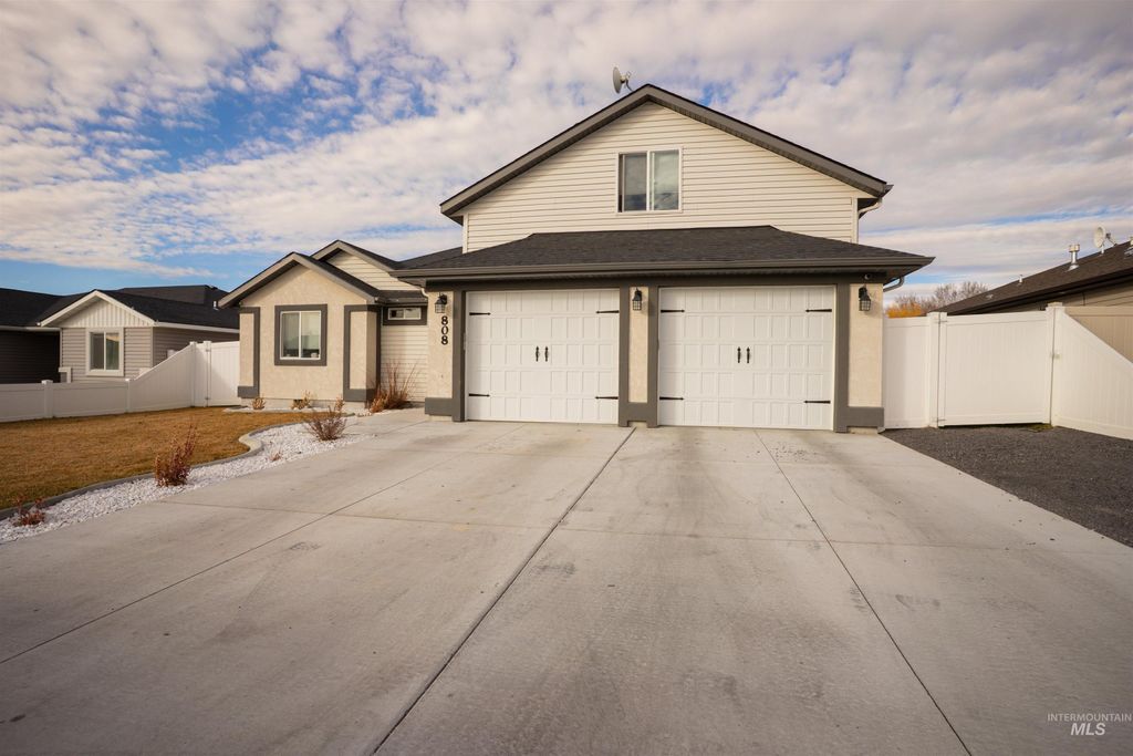 Photo of 808 E Ave J, Jerome, ID 83338 (MLS # 98974402)