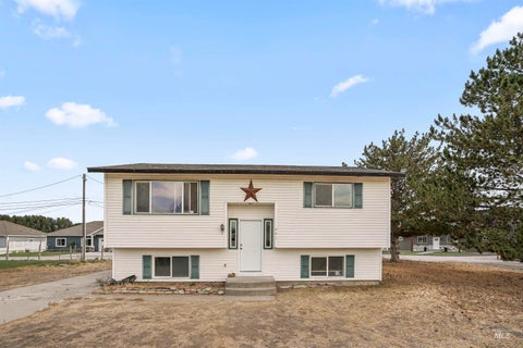 Photo of 201 E 15th ST, Rupert, ID 83350 (MLS # 98995822)