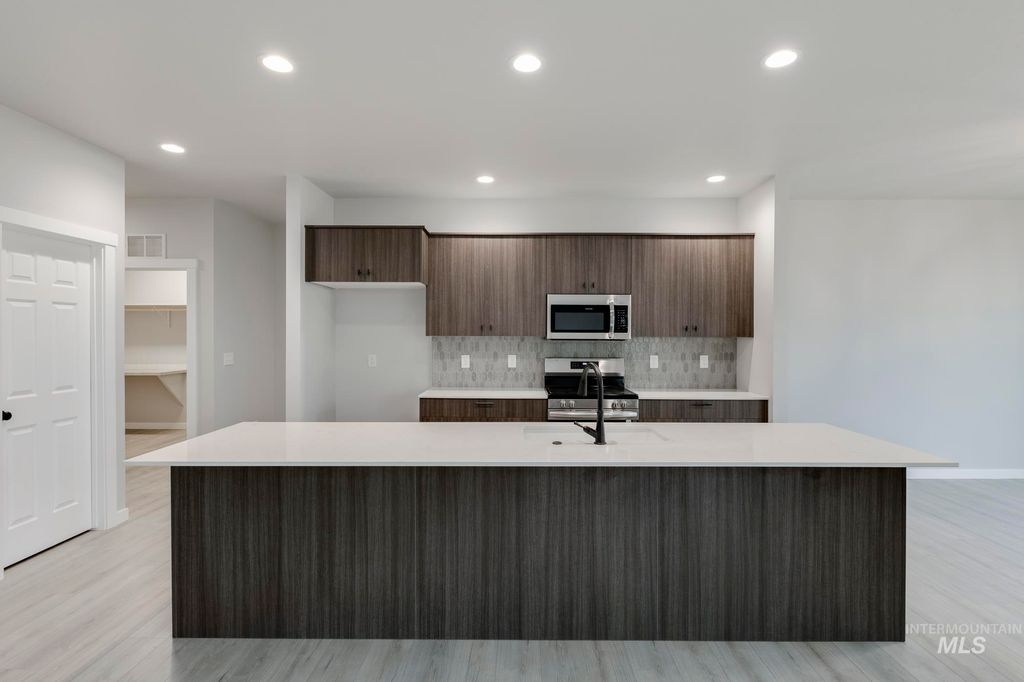 Photo of 3877 E Jamestown Dr, Nampa, ID 83686 (MLS # 98974371)