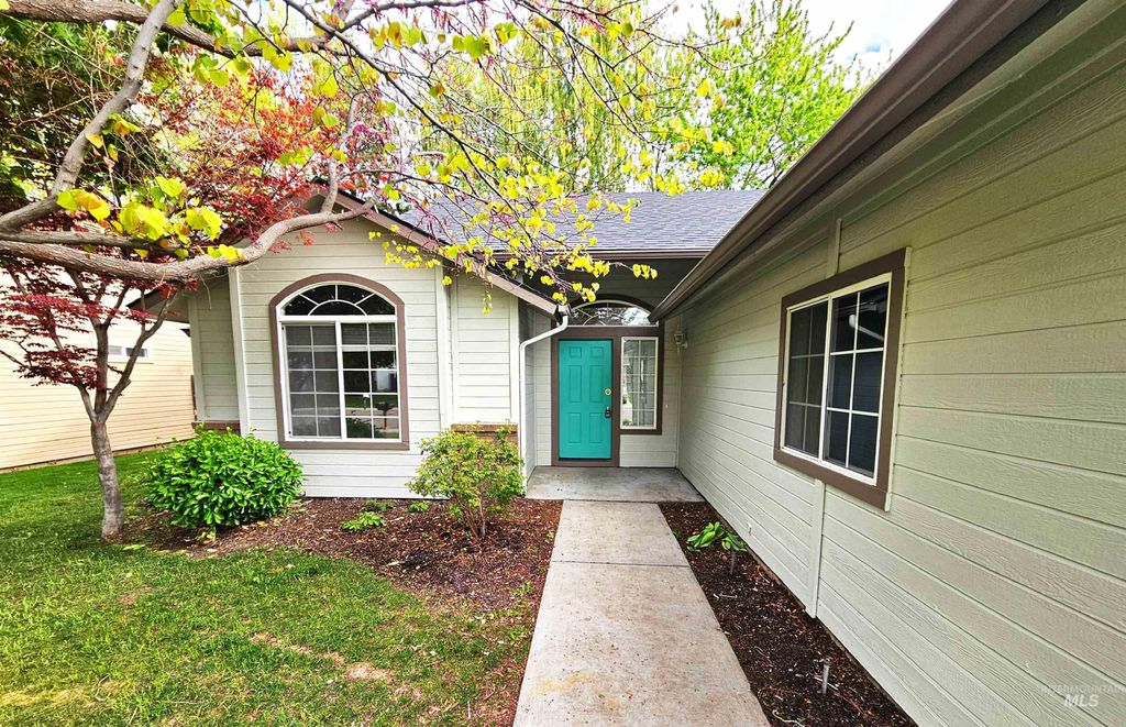 Photo of 924 E Hawk St, Meridian, ID 83646 (MLS # 98983910)