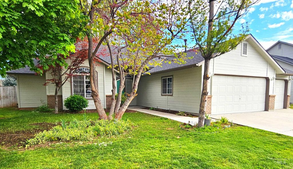 Photo of 924 E Hawk St, Meridian, ID 83646 (MLS # 98983910)