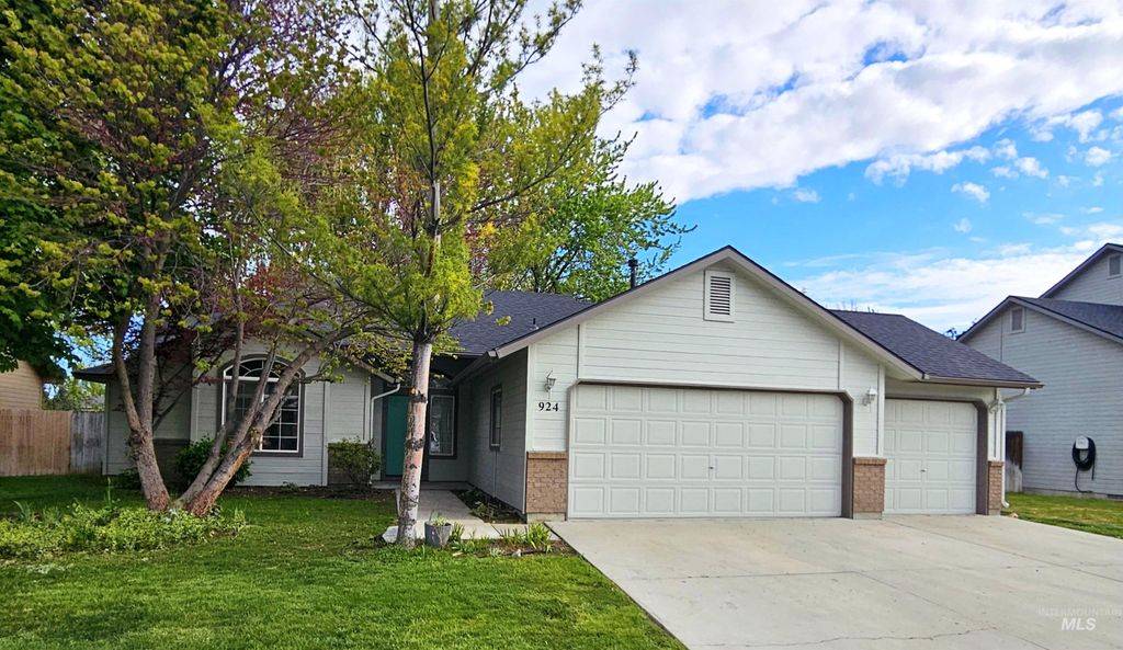 Photo of 924 E Hawk St, Meridian, ID 83646 (MLS # 98983910)