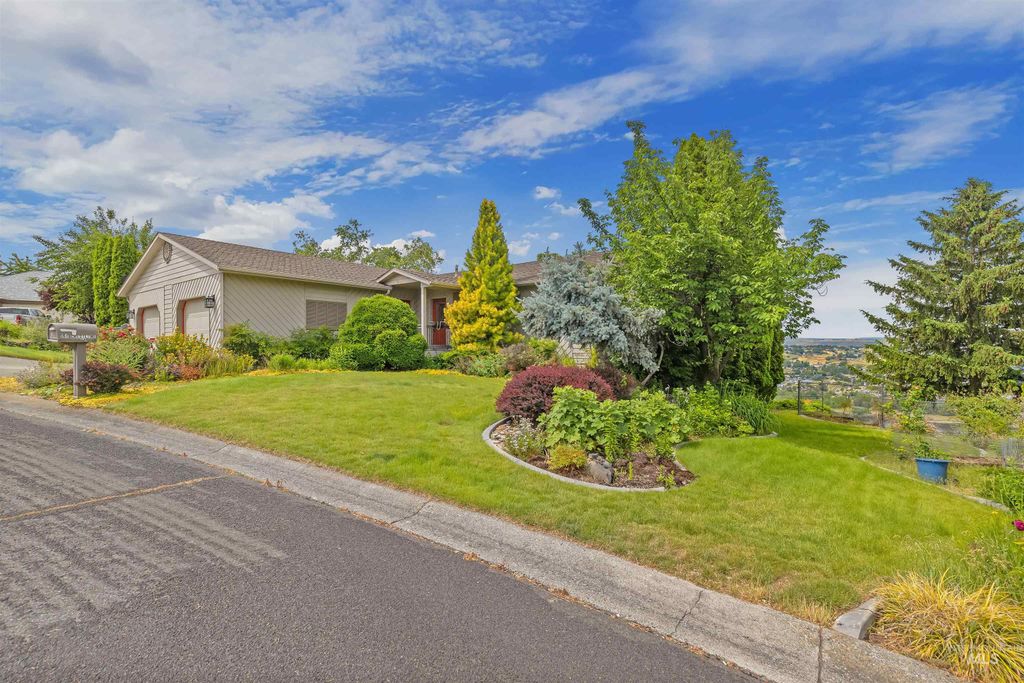 Photo of 544 Crestline Circle Dr, Lewiston, ID 83501 (MLS # 98988826)
