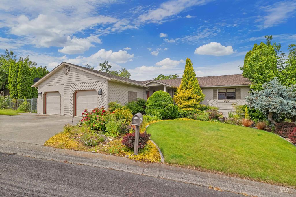 Photo of 544 Crestline Circle Dr, Lewiston, ID 83501 (MLS # 98988826)