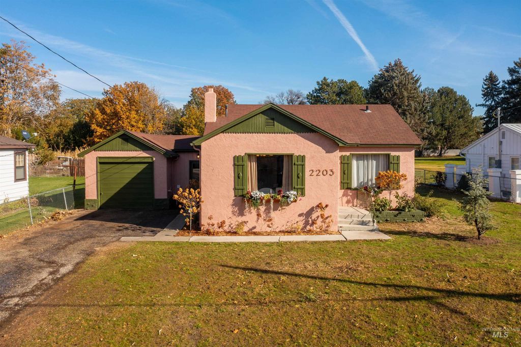 Photo of 2203 S 10th Ave, Caldwell, ID 83605 (MLS # 98966355)