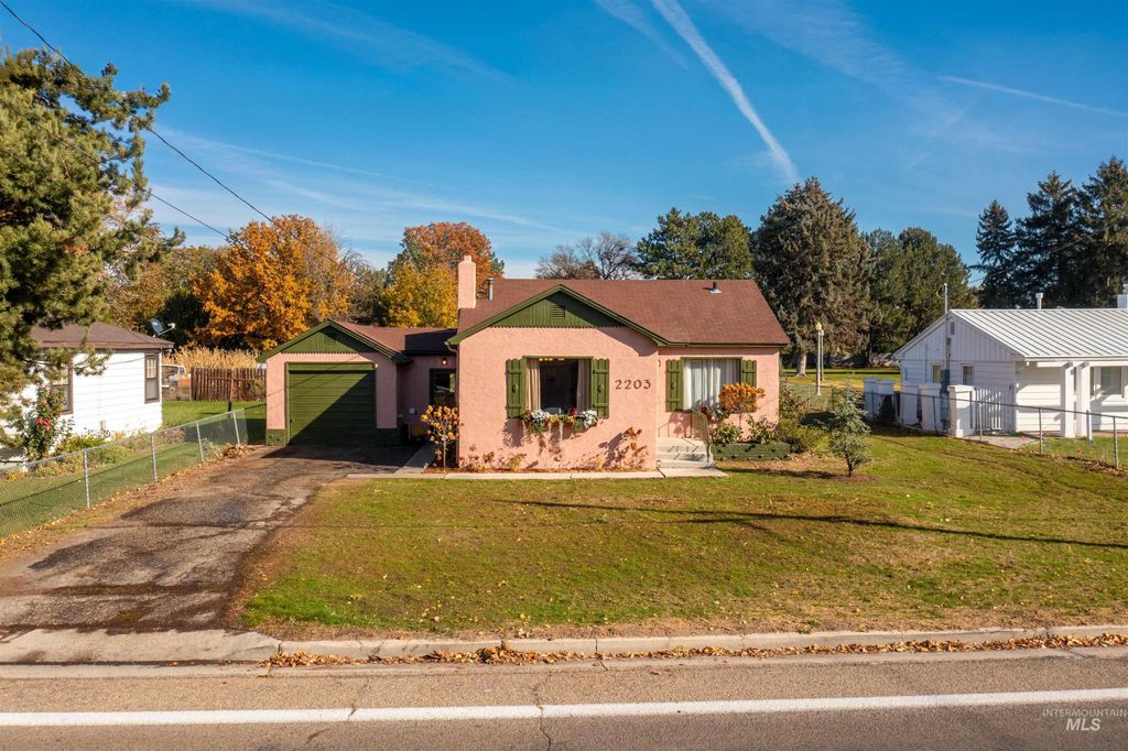 Photo of 2203 S 10th Ave, Caldwell, ID 83605 (MLS # 98966355)