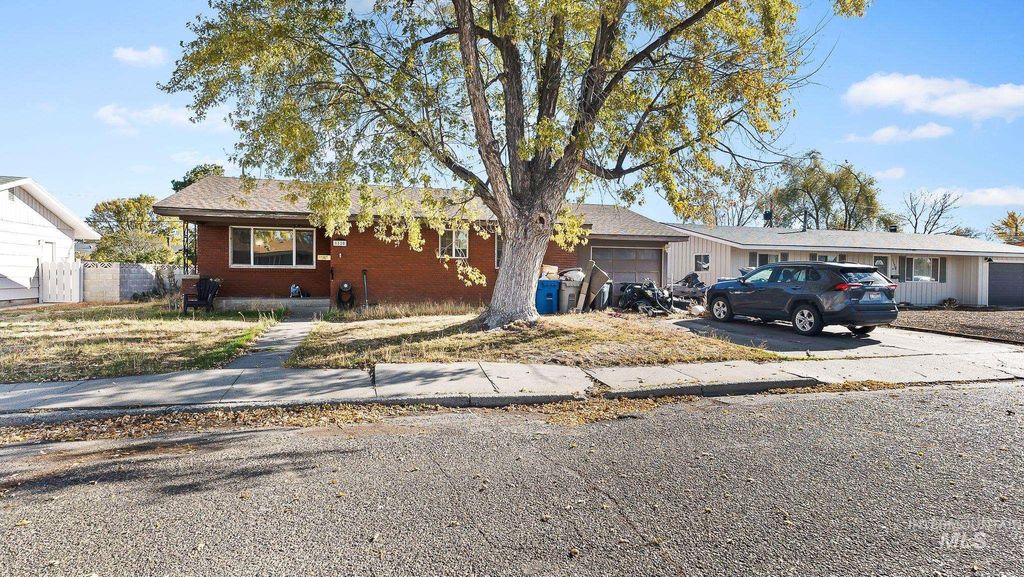 Photo of 1120 Phelps Circle, Mountain Home, ID 83646 (MLS # 98971266)