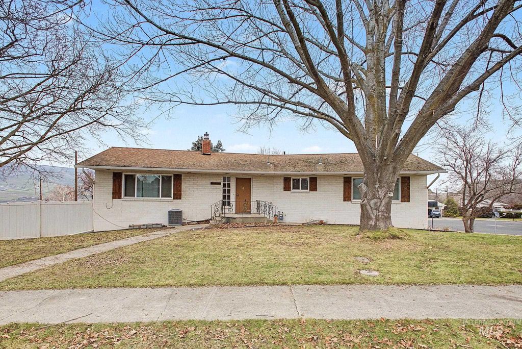 Photo of 2715 Sunset Drive, Lewiston, ID 83501 (MLS # 98975588)