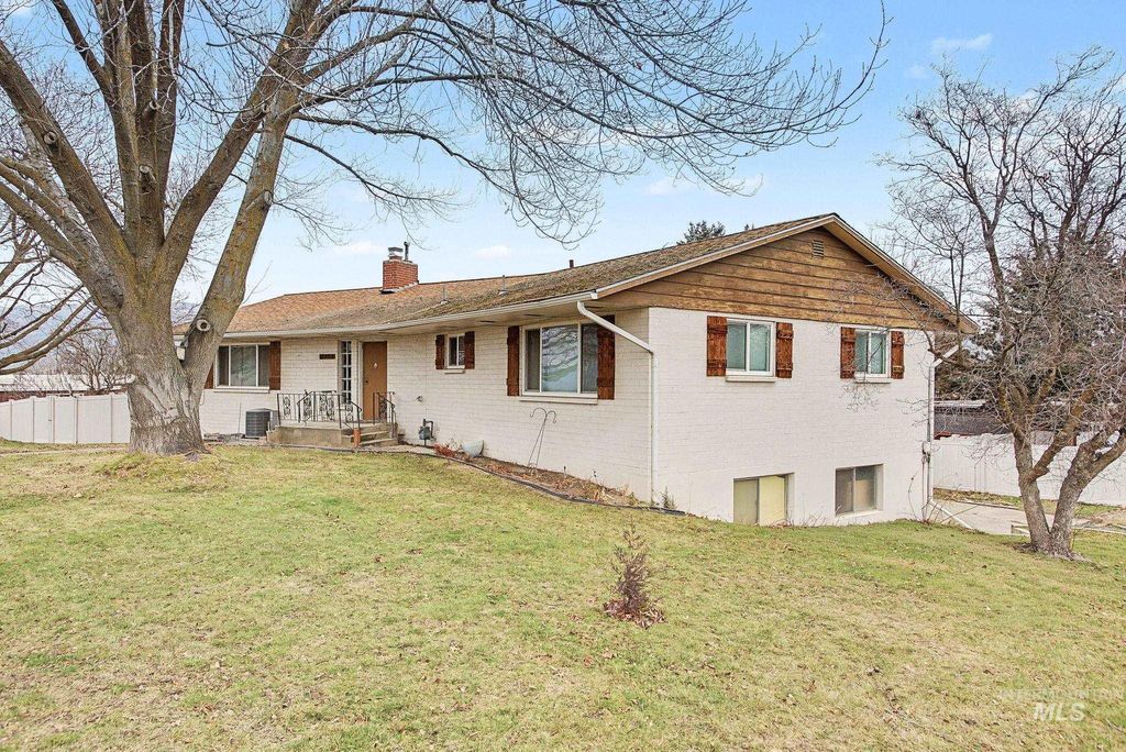 Photo of 2715 Sunset Drive, Lewiston, ID 83501 (MLS # 98975588)