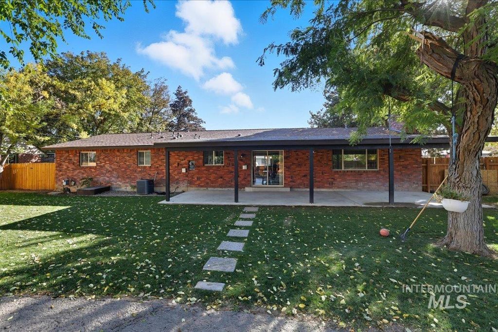 Photo of 336 W Sheridan Ave, Nampa, ID 83686 (MLS # 98965052)